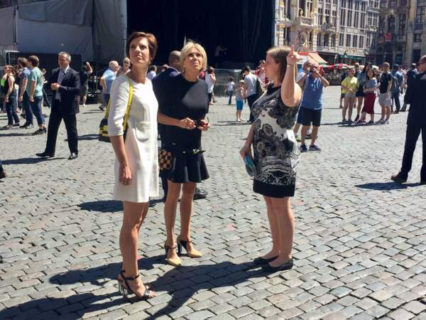 Balade sur la Grand-Place de Bruxelles avec l'épouse du Premier ministre belge