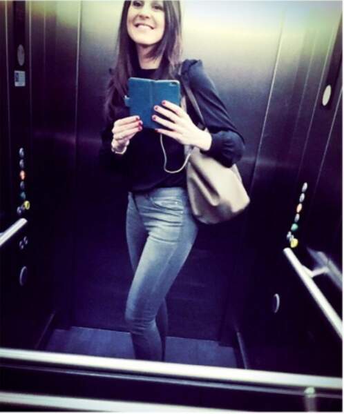 Heureuse sur son selfie dans l'ascenseur...