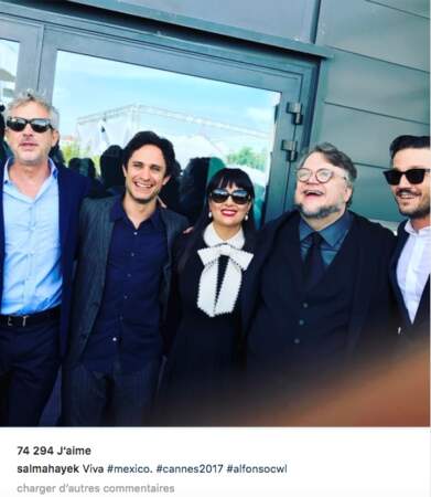 Salma Hayek pose avec ses amis mexicains, entre Gael Garcia Bernal et Alfonso Cuaron