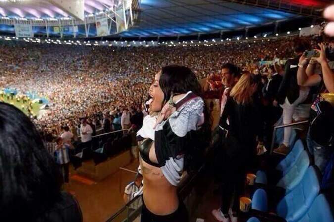 Habituée à se dénuder, Rihanna n'a pas hésité à montrer ses dessous pour déconcentrer les Argentins