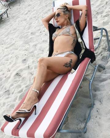 Bronzer en bikini en métal... Pas sûr que ce soit une bonne idée, Lady Gaga. 