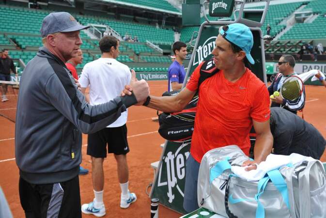 Un petit check entre Boris Becker et le tenant du titre à Roland-Garros, Rafael Nadal