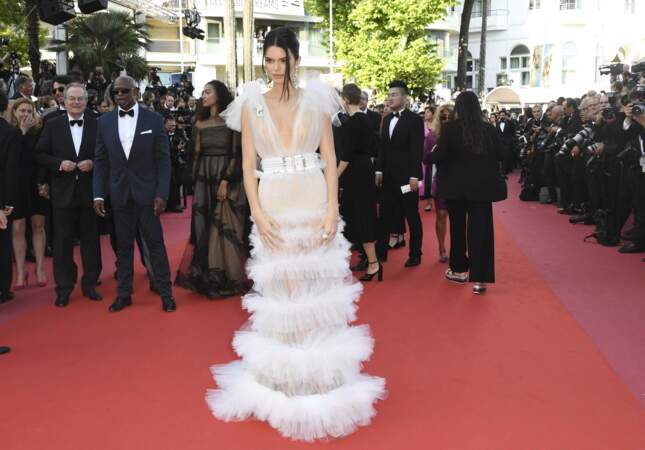 Kendall Jenner tout en blanc dans une robe vaporeuse