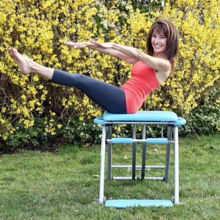 Susan Lucci (Geneviève de Devious Maids), fait sa séance de yoga quotidienne, là où elle peut ! 