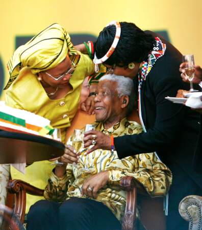 Nelson Mandela avec son ex-femme Winnie Mandela et sa femme Graca Machel en août 2008