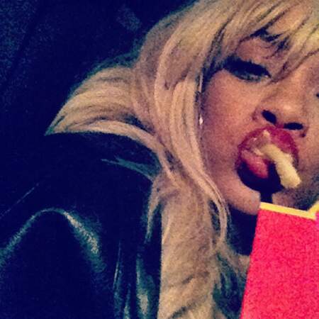 Quand elle mange ses frites, Rihanna aime faire cela de façon distinguée. 