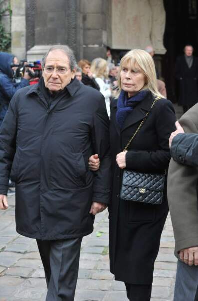 Robert Hossein et Candice Patou lors des obsèques de Jacques Chancel, en l'église Saint-Germain-des-Prés
