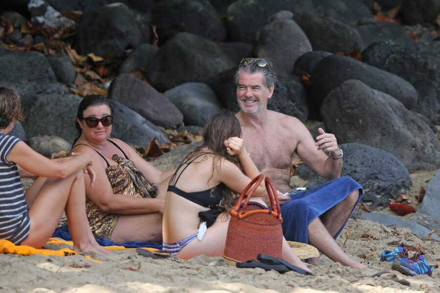 Vacances en famille pour le 14e anniversaire de Mariage de Pierce Brosnan et sa femme à Hawaii.