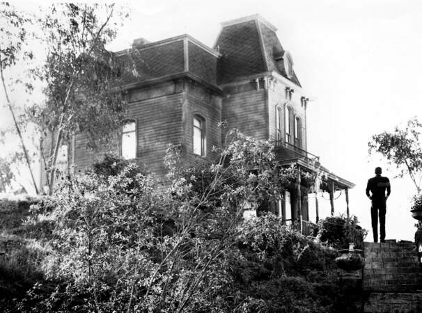 Le sinistre motel de Psychose (1960) avec la silhouette de Norman Bates