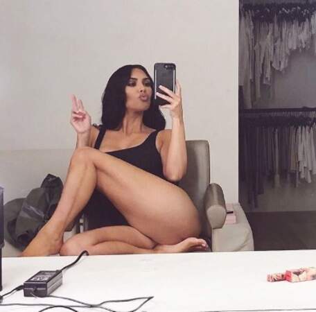 Kim Kardashian était très à l'aise dans sa loge. 
