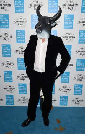 Hugh Grant ne s'est pas foulé, avec un simple masque en caoutchouc.