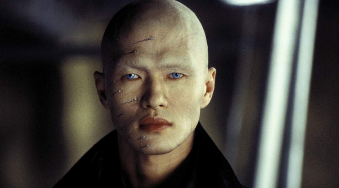 Le look improbable de Zao (Rick Yune), militaire nord-coréen qui a changé d'ADN dans Meurs un autre jour (2002).