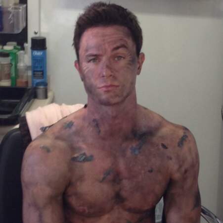 Ryan Kelley alias Parrish passe aussi par la case maquillage...