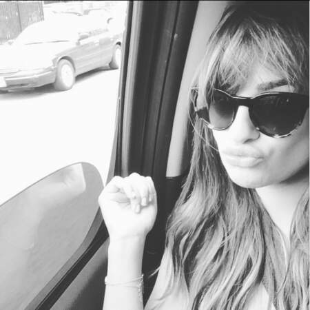 En bref : Lea Michele aime faire des duckfaces en voiture
