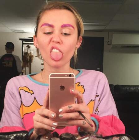 et Miley Cyrus a choisi une couleur de sourcils assez étrange pour son concert...