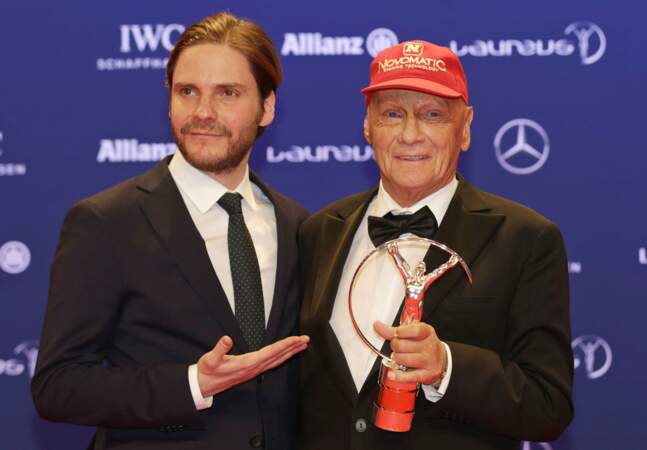 Salué pour l'ensemble de sa carrière, Niki Lauda, ici avec son double au cinéma Daniel Brühl 