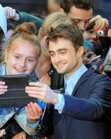 Daniel Radcliffe se prête également au jeu avec les passionnés d'Harry Potter.