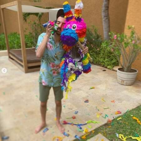Pour son anniversaire, Bigflo a pu éclater une piñata et on est super jaloux. 