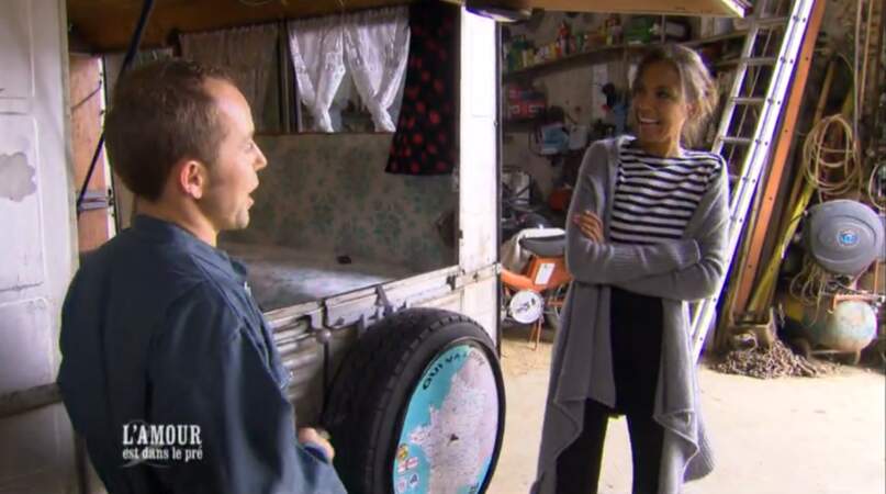 Bertrand accueille Karine Le Marchand dans son garage... 