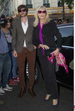 Amanda Lear et son compagnon Anthony Hornez arrivent au défilé Jean-Paul Gaultier