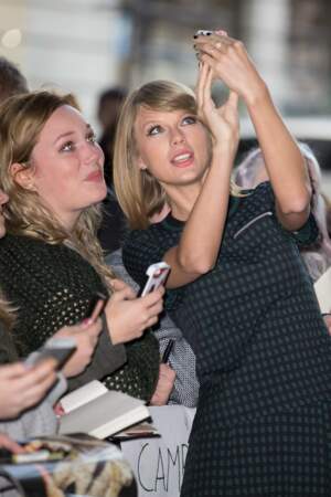 Très proches de leurs fans, les stars ne disent jamais non à un petit selfie ! Voici Taylor Swift en action ! 