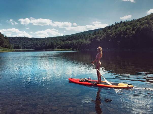 Et pas besoin d'aller à la mer : on peut aussi faire du paddle sur un lac, comme la mannequin Martha Hunt. 