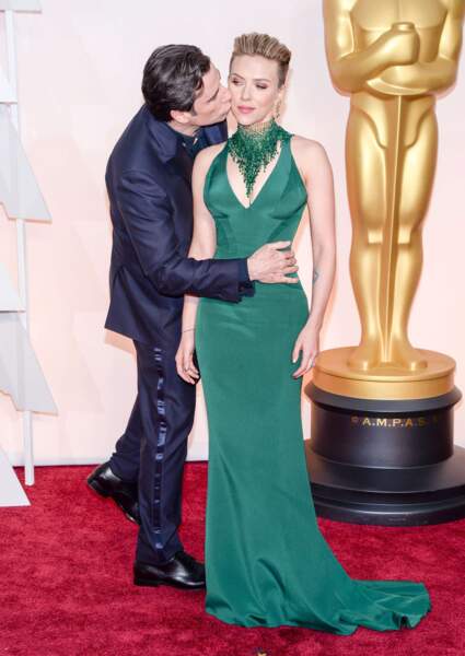 Même John Travolta ne résiste pas au charme de Scarlett !