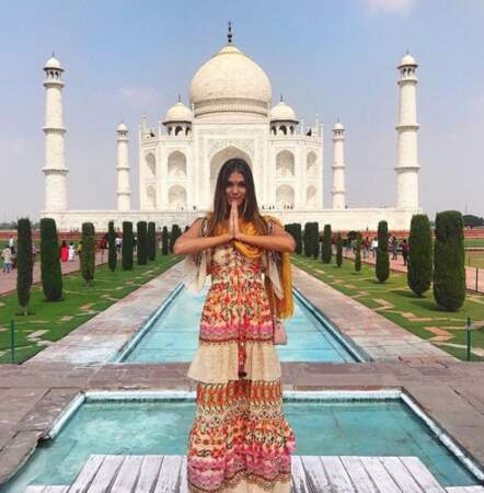 Notre Miss Univers Iris Mittenaere, vêtue d'un sari, a elle aussi pris la pose devant le légendaire monument !
