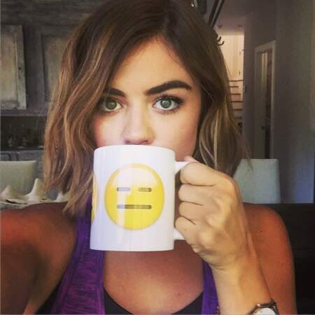 Ce mug de Lucy Hale avec un emoji blasé est particulièrement rigolo. 