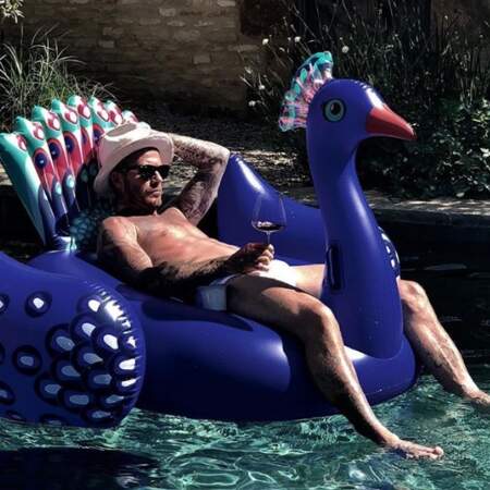 David Beckham, lui, a trouvé la bonne technique pour ne pas mourir de chaud : piscine + slip + apéro. 