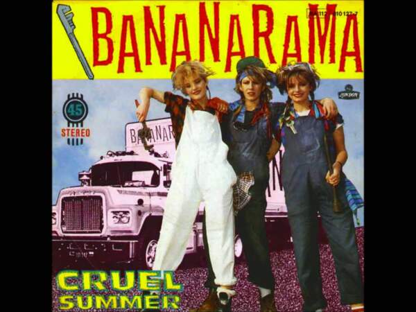 Cruel été pour le girls band Bananarama, obligé de planquer son sex-appeal dans d'informes salopettes.