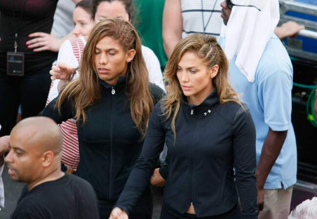 LA PALME D'OR du sosie raté revient à Jennifer Lopez et sa doublure... masculine à tresses ! Perle du LOL !