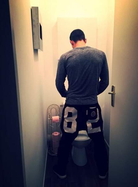 Alizée n'a pas hésité à partager cette photo de son amoureux Grégoire Lyonnet, aux toilettes, la porte ouverte...