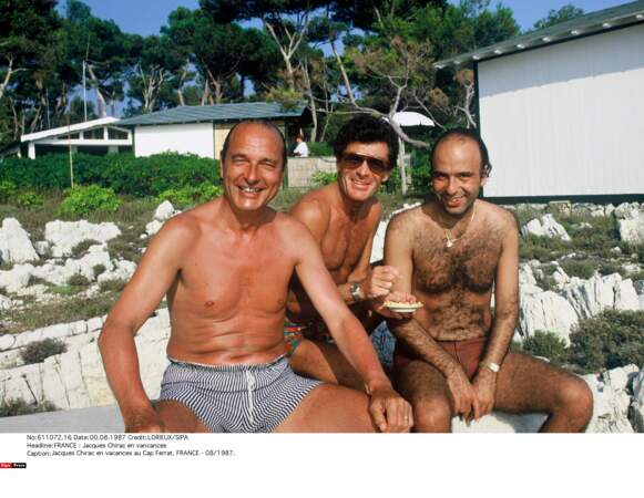 En vacances, Jacques Chirac optait pour le torse imberbe... à l'inverse de ses amis