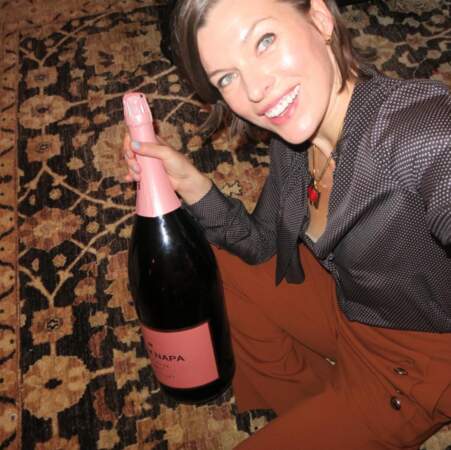 Festive, Milla Jovovich n'est jamais la dernière pour faire péter le champagne !