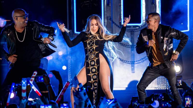 4 juillet 2017, J.Lo se produisait dans une longue robe noire. Seul un pan brodé de strass couvrait son entrejambe.