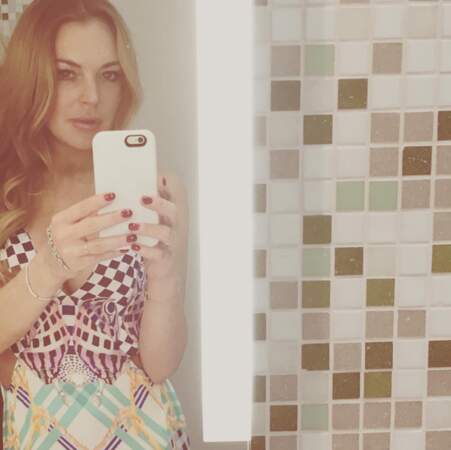 Cette photo, c'est pour nous montrer ta jolie robe ou la mosaïque de ta salle de bains Lindsay ?