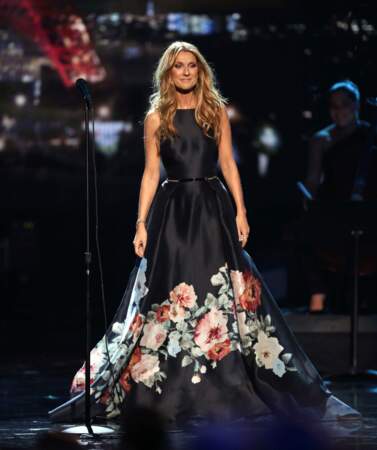 Lors des American Music Awards, elle rend hommage aux victimes des attentats du 13 novembre
