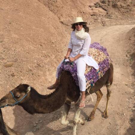 Promenade à dos de chameau pour Liz Hurley.