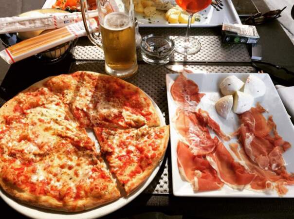 Pizza, mozza et jambon fumé en Italie...