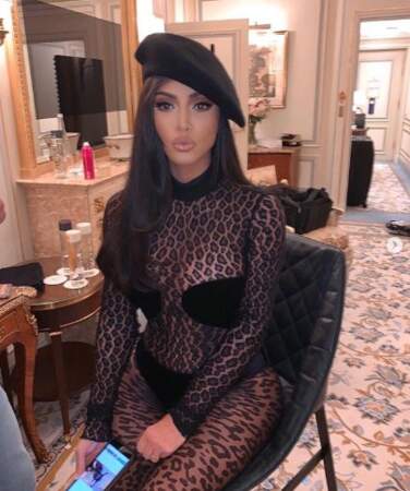 Kim Kardashian n'a pas su quoi choisir entre un tissu transparent et un imprimé léopard. 