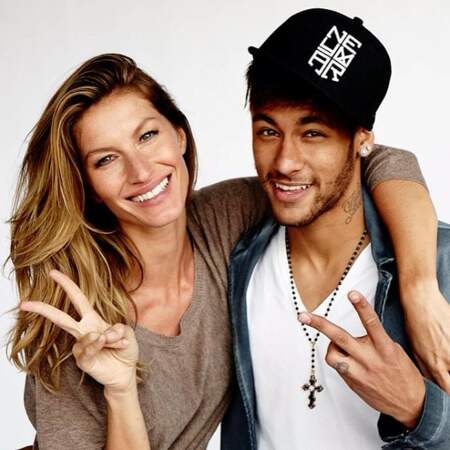 Ici, elle pose avec Neymar, la star du football brésilien.