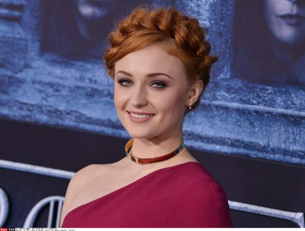 Sophie Turner (Sansa Stark) a opté pour une coupe de cheveux audacieuse qui lui va à ravir.