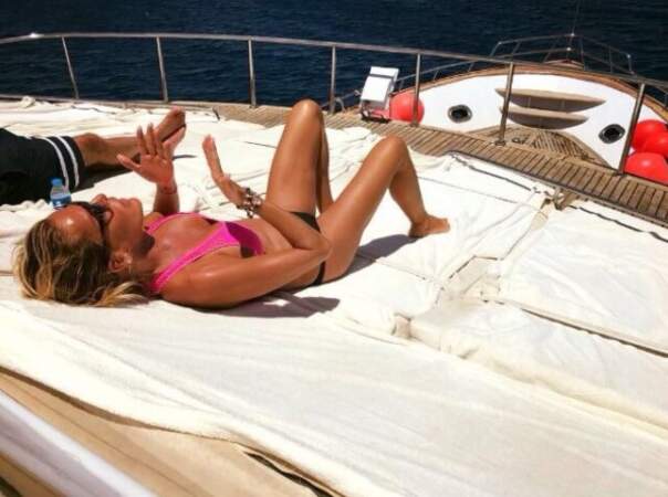 Ophélie Winter fait bronzette sur un bateau vêtue d'un magnifique bikini rose