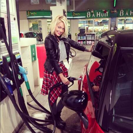 Pas autant que lorsqu'elle met de l'essence dans sa nouvelle voiture ! 