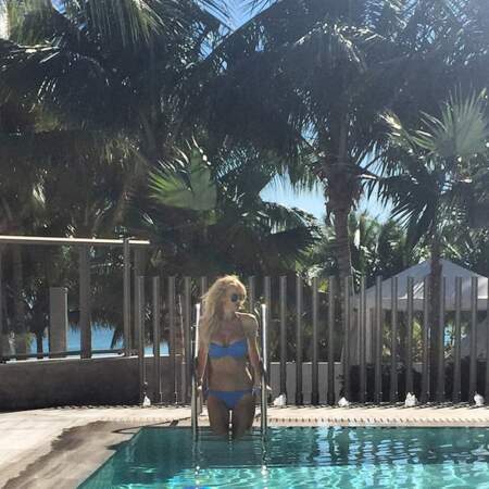 Au programme de ses journées à Miami : petites longueurs à la piscine, 