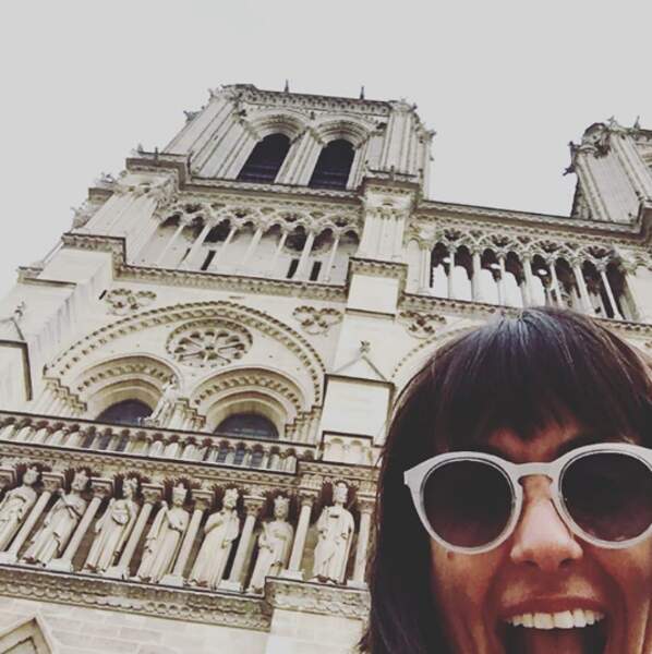 L'actrice Constance Zimmer (Unreal) a adoré la cathédrale de Notre-Dame. 