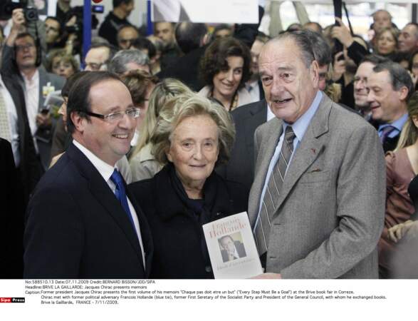 2009 : croisant François Hollande, ils échangent leurs mémoires (et une poignée de mains dans la foulée)