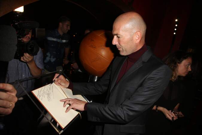 Zidane signe le Livre d'Or 