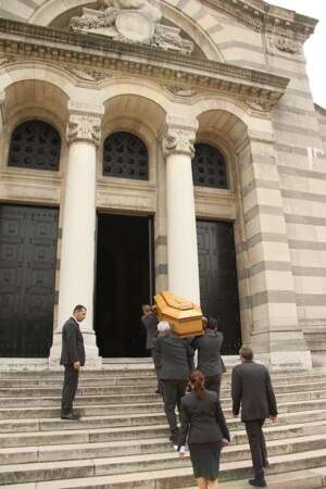 Le cercueil d'Emmanuel Maubert pénétrant le crématorium du Père-Lachaise à Paris. 